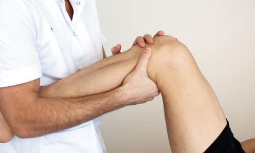 el médico examina la rodilla en busca de artrosis