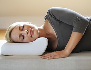 El colchón ortopédico con almohada alivia la tensión en la osteocondrosis