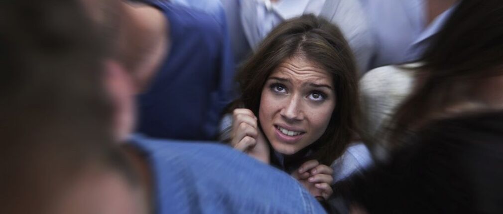 La condición alarmante de una mujer puede ser causada por la osteocondrosis cervical