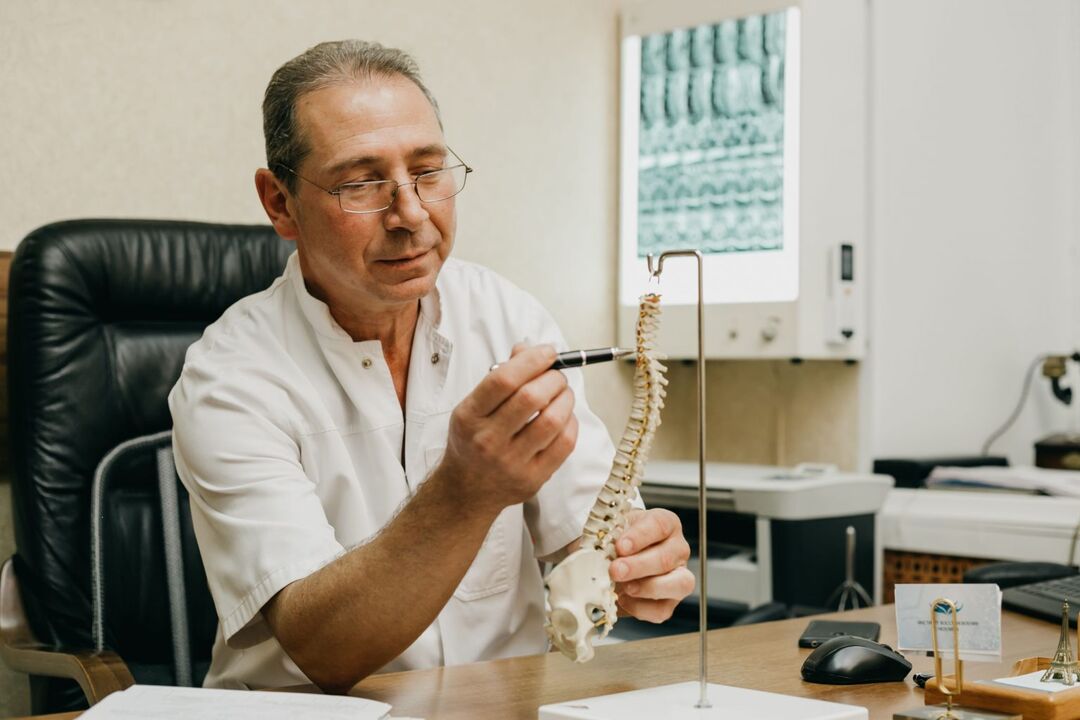 El médico explica las características del tratamiento de la osteocondrosis de la columna torácica.