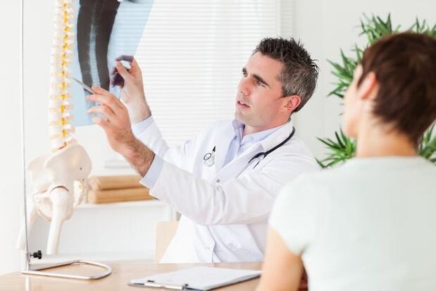 consulta con un especialista en osteocondrosis cervical